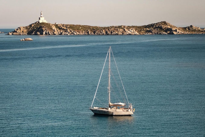 Barca a vela Karina nel mare della Sardegna